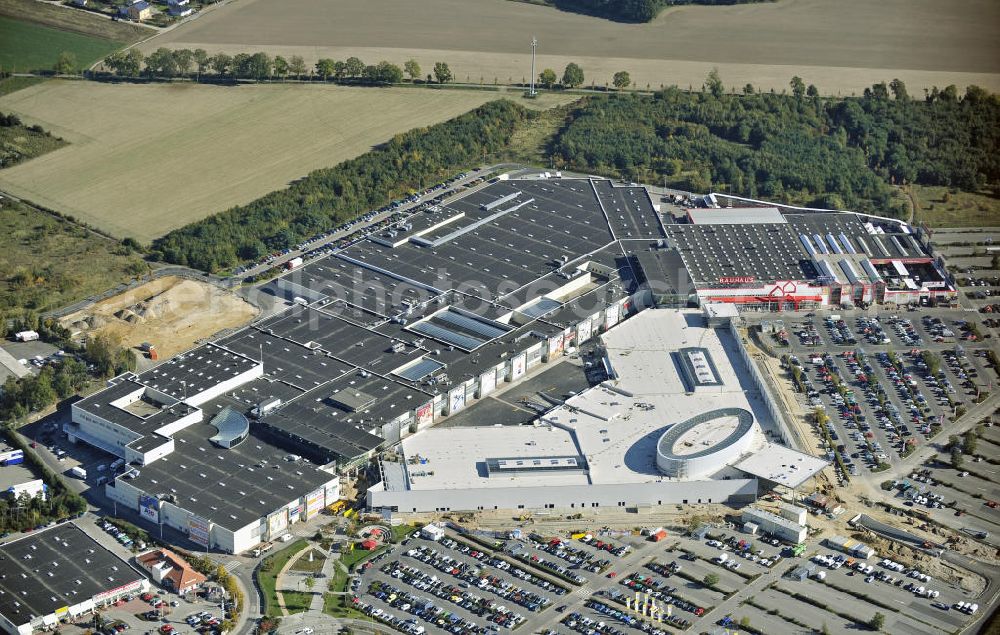 Wildau from the bird's eye view: Die Deutsche EuroShop hat das A10 Center in Wildau vom Insolvenzverwalter des bisherigen Eigentümers gekauft. Die ECE wird die Realisierung des seit letzen Jahres im Baustopp verweilenden Erweiterungsbaus A10 Triangel verantworten sowie die Vermietung und das Management des gesamten Centers übernehmen. The German EuroShop has bought the A10 Center in Wildau from the insolvency of the previous owner. The ECE will be responsible for the realization of the building freeze since last year in the lingering extension A10 triangle and take the rental and management of the entire center.