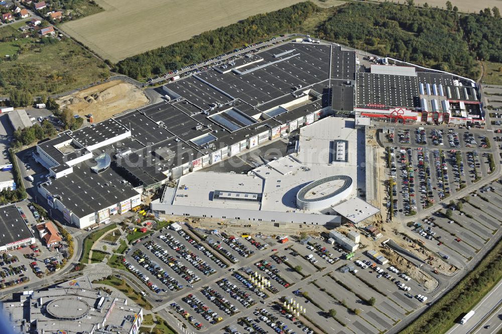 Aerial photograph Wildau - Die Deutsche EuroShop hat das A10 Center in Wildau vom Insolvenzverwalter des bisherigen Eigentümers gekauft. Die ECE wird die Realisierung des seit letzen Jahres im Baustopp verweilenden Erweiterungsbaus A10 Triangel verantworten sowie die Vermietung und das Management des gesamten Centers übernehmen. The German EuroShop has bought the A10 Center in Wildau from the insolvency of the previous owner. The ECE will be responsible for the realization of the building freeze since last year in the lingering extension A10 triangle and take the rental and management of the entire center.