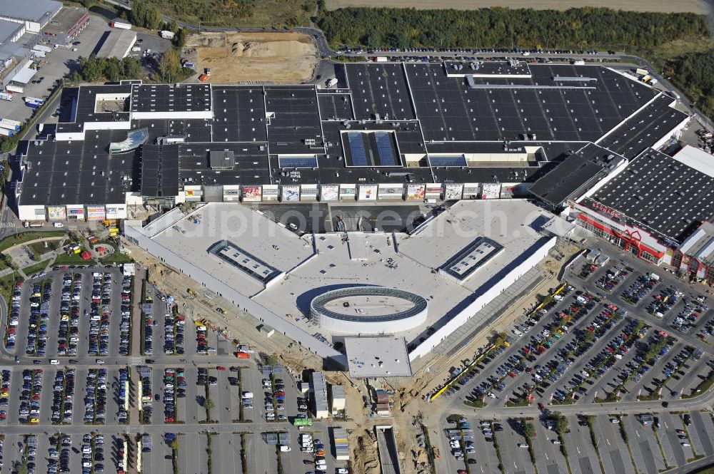 Wildau from above - Die Deutsche EuroShop hat das A10 Center in Wildau vom Insolvenzverwalter des bisherigen Eigentümers gekauft. Die ECE wird die Realisierung des seit letzen Jahres im Baustopp verweilenden Erweiterungsbaus A10 Triangel verantworten sowie die Vermietung und das Management des gesamten Centers übernehmen. The German EuroShop has bought the A10 Center in Wildau from the insolvency of the previous owner. The ECE will be responsible for the realization of the building freeze since last year in the lingering extension A10 triangle and take the rental and management of the entire center.