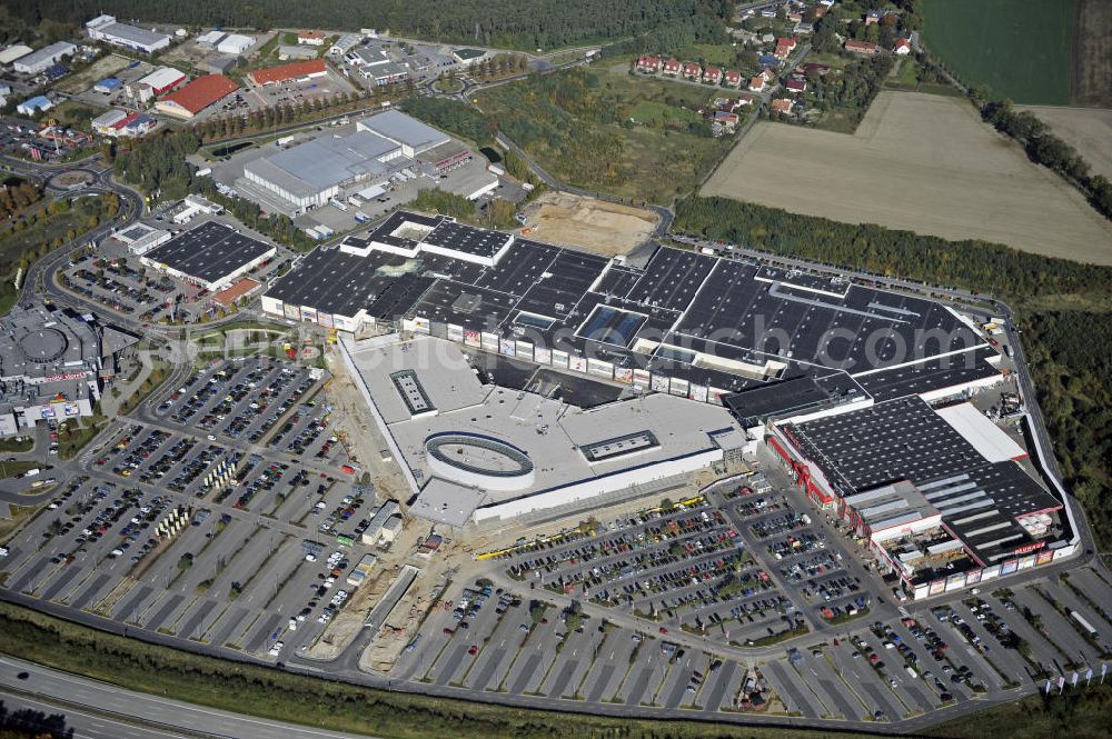 Wildau from the bird's eye view: Die Deutsche EuroShop hat das A10 Center in Wildau vom Insolvenzverwalter des bisherigen Eigentümers gekauft. Die ECE wird die Realisierung des seit letzen Jahres im Baustopp verweilenden Erweiterungsbaus A10 Triangel verantworten sowie die Vermietung und das Management des gesamten Centers übernehmen. The German EuroShop has bought the A10 Center in Wildau from the insolvency of the previous owner. The ECE will be responsible for the realization of the building freeze since last year in the lingering extension A10 triangle and take the rental and management of the entire center.