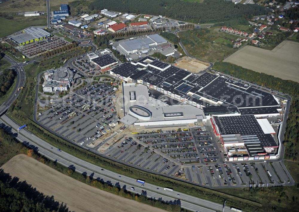 Aerial image Wildau - Die Deutsche EuroShop hat das A10 Center in Wildau vom Insolvenzverwalter des bisherigen Eigentümers gekauft. Die ECE wird die Realisierung des seit letzen Jahres im Baustopp verweilenden Erweiterungsbaus A10 Triangel verantworten sowie die Vermietung und das Management des gesamten Centers übernehmen. The German EuroShop has bought the A10 Center in Wildau from the insolvency of the previous owner. The ECE will be responsible for the realization of the building freeze since last year in the lingering extension A10 triangle and take the rental and management of the entire center.