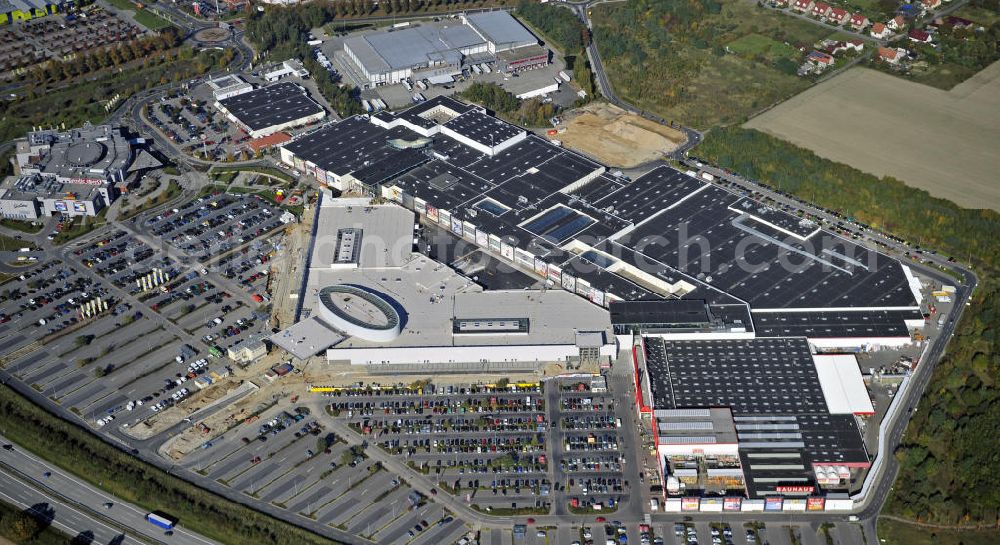 Aerial photograph Wildau - Die Deutsche EuroShop hat das A10 Center in Wildau vom Insolvenzverwalter des bisherigen Eigentümers gekauft. Die ECE wird die Realisierung des seit letzen Jahres im Baustopp verweilenden Erweiterungsbaus A10 Triangel verantworten sowie die Vermietung und das Management des gesamten Centers übernehmen. The German EuroShop has bought the A10 Center in Wildau from the insolvency of the previous owner. The ECE will be responsible for the realization of the building freeze since last year in the lingering extension A10 triangle and take the rental and management of the entire center.