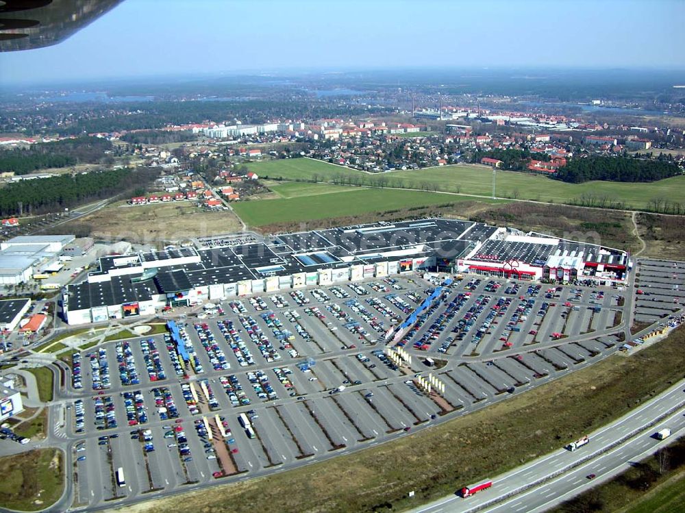 Wildau from above - 30.03.05 Wildau das A10 Center bei Wildau am Berliner Ring vor den Toren Berlins. Die Anzahl der Einwohner stieg in den letzten 12 Jahren um 30% und liegt derzeit bei 9.300.