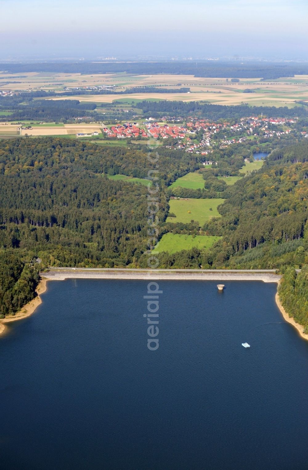 Aerial image Bad Wünnenberg - View of the Aabach Dam in Bad Wünnenberg in the state North Rhine-Westphalia. The Aabach Dam belongs to the Wasserverband Aabachtalsperre and is part of an extensive water protection area. It was built for the drinking water supply and the flood protection