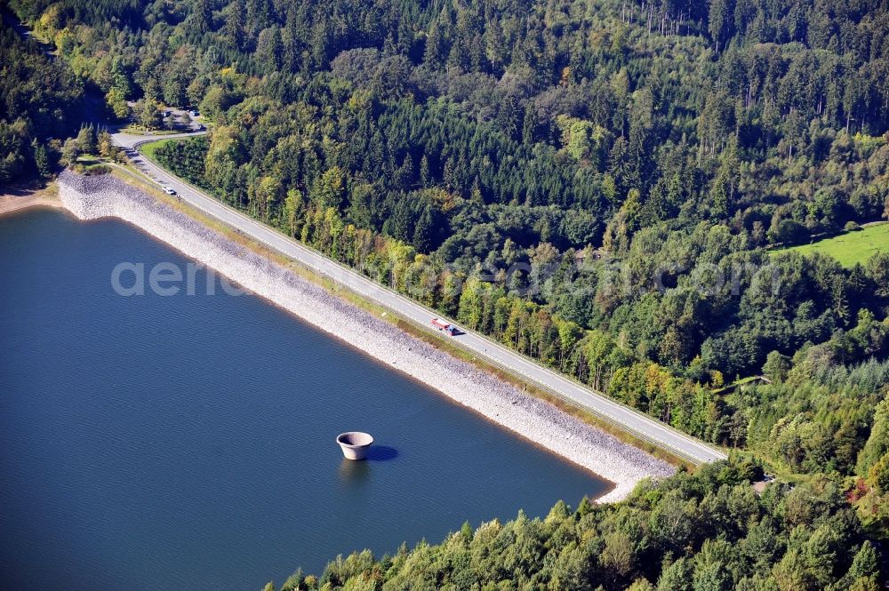 Aerial photograph Bad Wünnenberg - View of the Aabach Dam in Bad Wünnenberg in the state North Rhine-Westphalia. The Aabach Dam belongs to the Wasserverband Aabachtalsperre and is part of an extensive water protection area. It was built for the drinking water supply and the flood protection