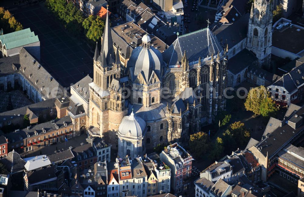 Aachen from above - Der Aachener Dom, auch Aachener Münster oder Kaiserdom genannt, am Münsterplatz in Aachen ist die Bischofskirche des Bistums Aachen. Der Dom wurde in die UNESCO-Liste des Weltkulturgutes aufgenommen. The Aachen Cathedral at the street Muensterplatz in Aachen.