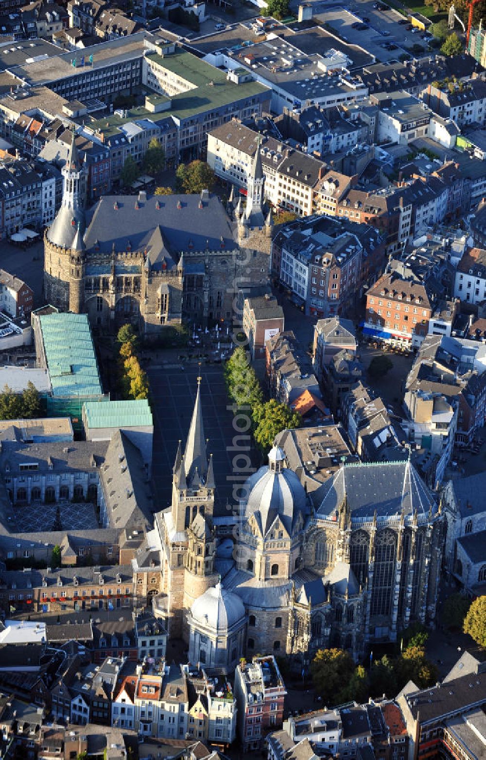 Aachen from the bird's eye view: Der Aachener Dom am Münsterplatz, der Katschhof und das Rathaus an der Krämerstraße und am Markt in der Achener Altstadt. The Aachen Cathedral at the street Muensterplatz, the Katschhof and the townhall at the streets Kraemerstrasse and Markt in Aachen.