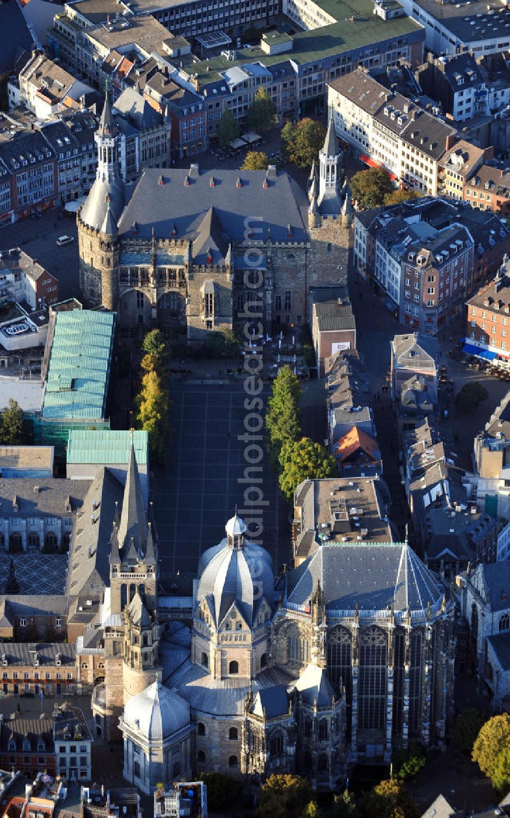 Aachen from above - Der Aachener Dom am Münsterplatz, der Katschhof und das Rathaus an der Krämerstraße und am Markt in der Achener Altstadt. The Aachen Cathedral at the street Muensterplatz, the Katschhof and the townhall at the streets Kraemerstrasse and Markt in Aachen.