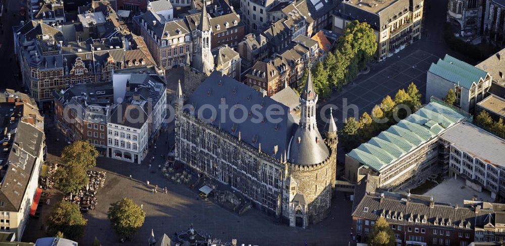 Aerial photograph Aachen - Das gotische Rathaus am Marktplatz. Es wurde ab dem 14. Jahrhundert errichtet. Hier wird jährlich der Internationale Karlspreis verliehen. The Gothic Town Hall on town swaure. The International Charlemagne Prize is awarded here annually.