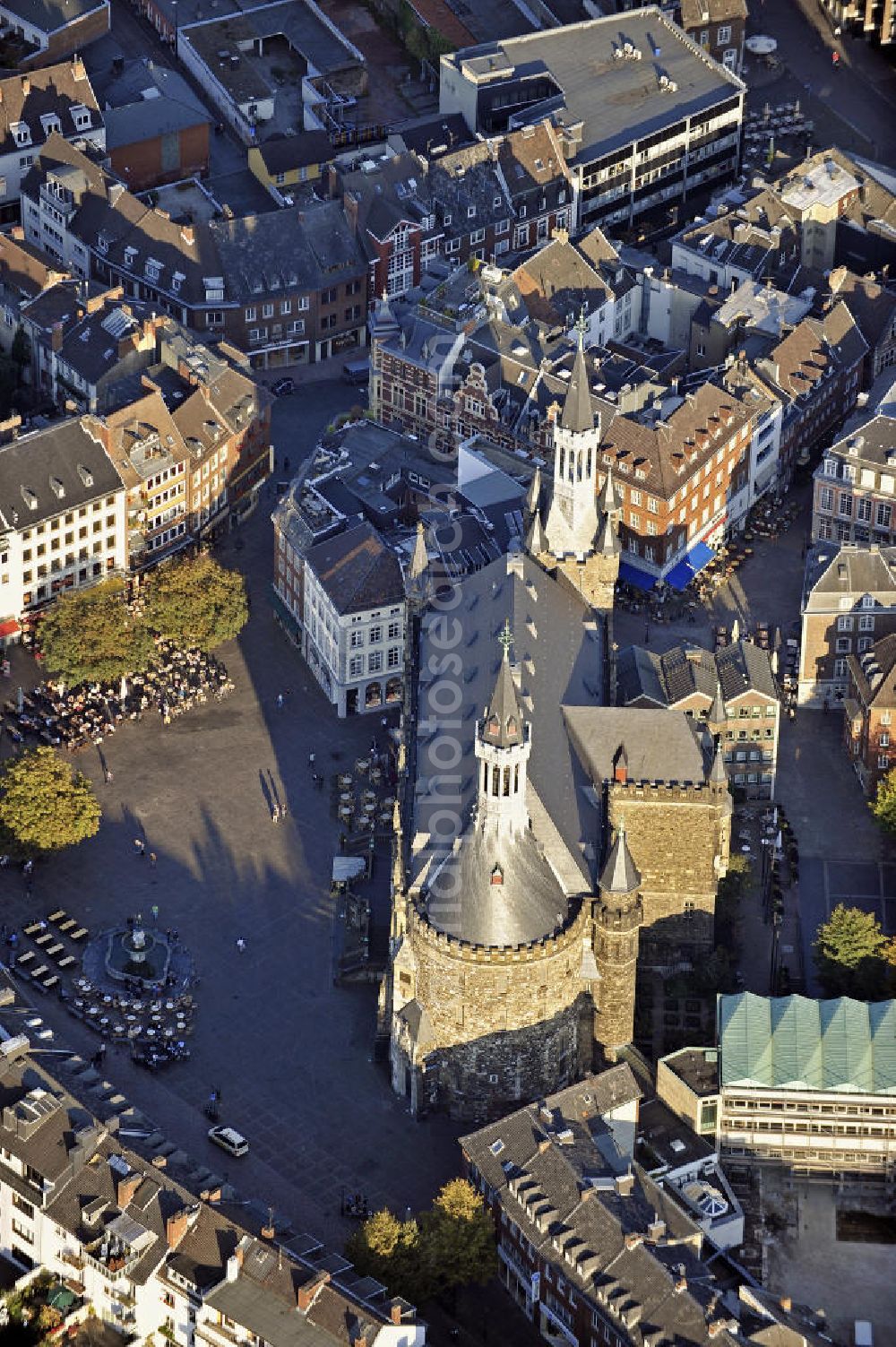 Aachen from the bird's eye view: Das gotische Rathaus am Marktplatz. Es wurde ab dem 14. Jahrhundert errichtet. Hier wird jährlich der Internationale Karlspreis verliehen. The Gothic Town Hall on town swaure. The International Charlemagne Prize is awarded here annually.