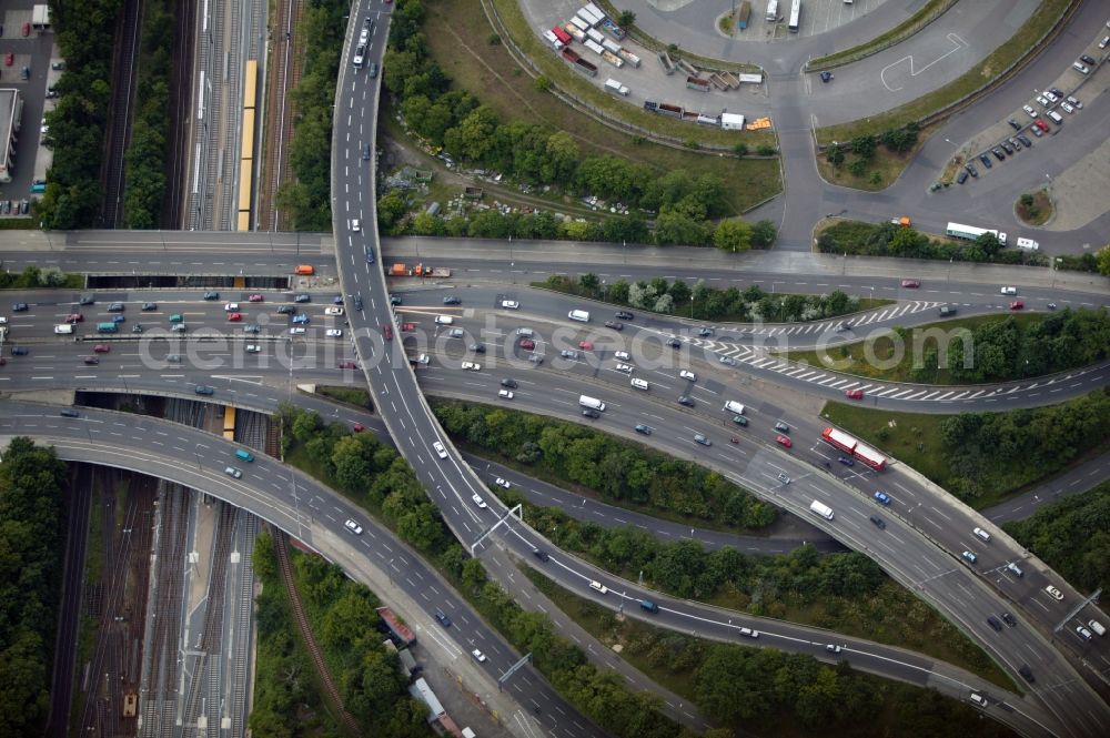 Aerial photograph Berlin - Road on the descent and the tangent of the urban motorway A100 in Charlottenburg in Berlin