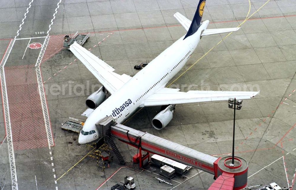 Aerial photograph Berlin-Tegel - Abfertigung am Terminal auf dem Flughafen Tegel in Berlin.