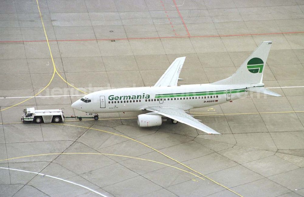 Berlin-Tegel from the bird's eye view: Abfertigung am Terminal auf dem Flughafen Tegel in Berlin.