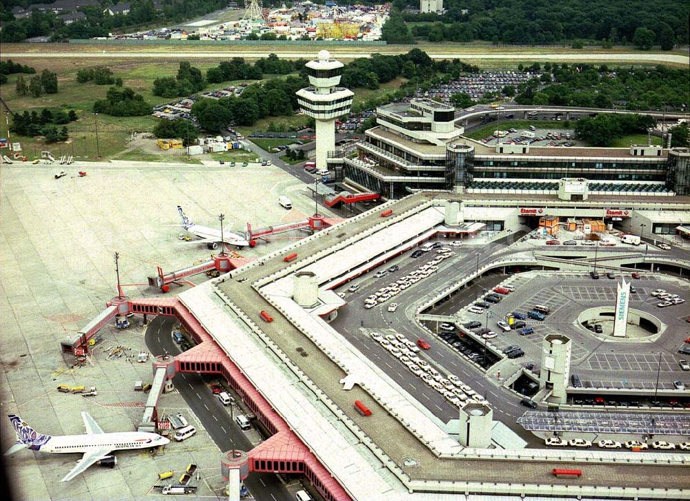 Aerial image Berlin-Tegel - Abfertigung am Terminal auf dem Flughafen Tegel in Berlin.