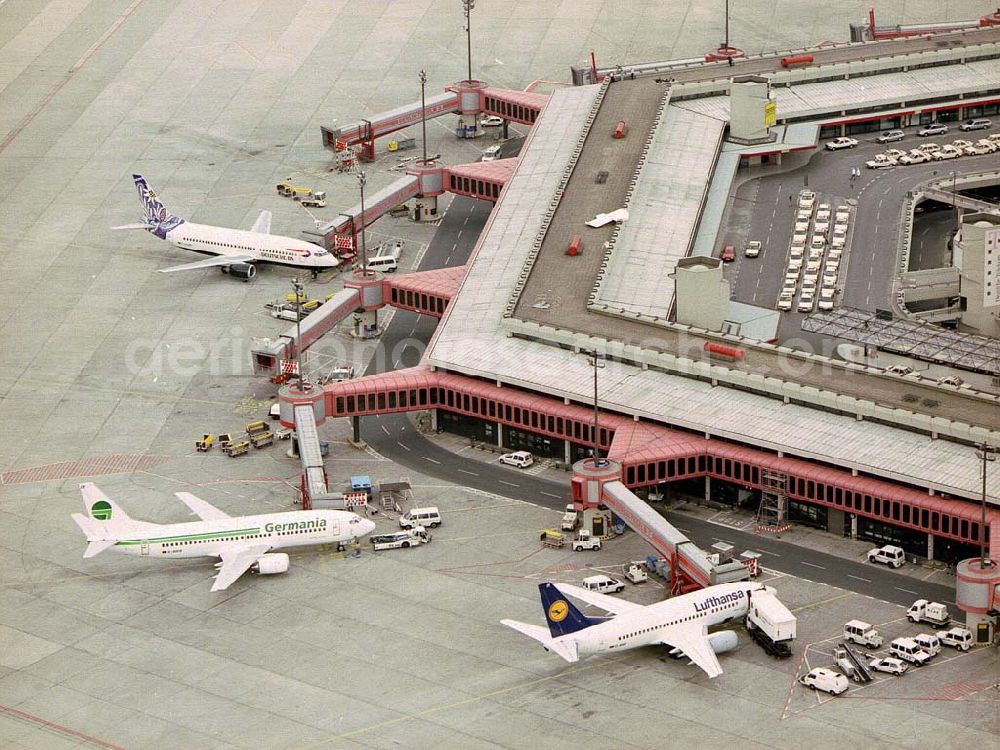 Aerial photograph Berlin-Tegel - Abfertigung am Terminal auf dem Flughafen Tegel in Berlin.