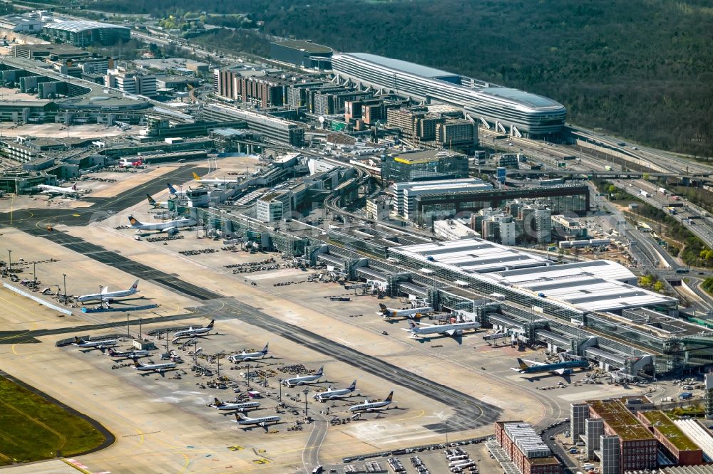 Frankfurt am Main from the bird's eye view: Dispatch building and terminals of the airport in Frankfurt in the state Hesse