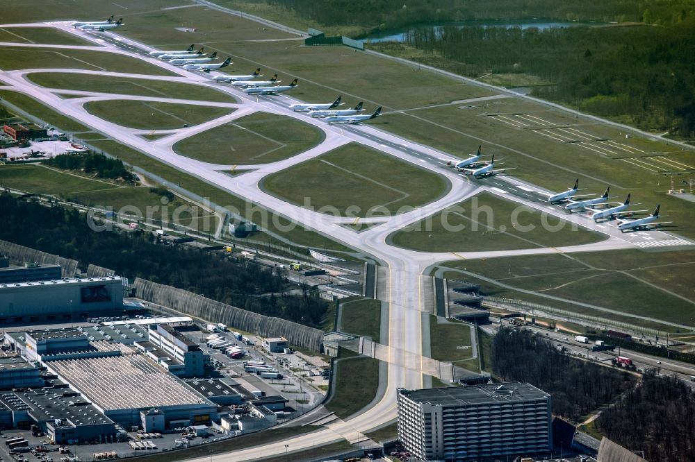 Aerial photograph Frankfurt am Main - Dispatch building and terminals of the airport in Frankfurt in the state Hesse