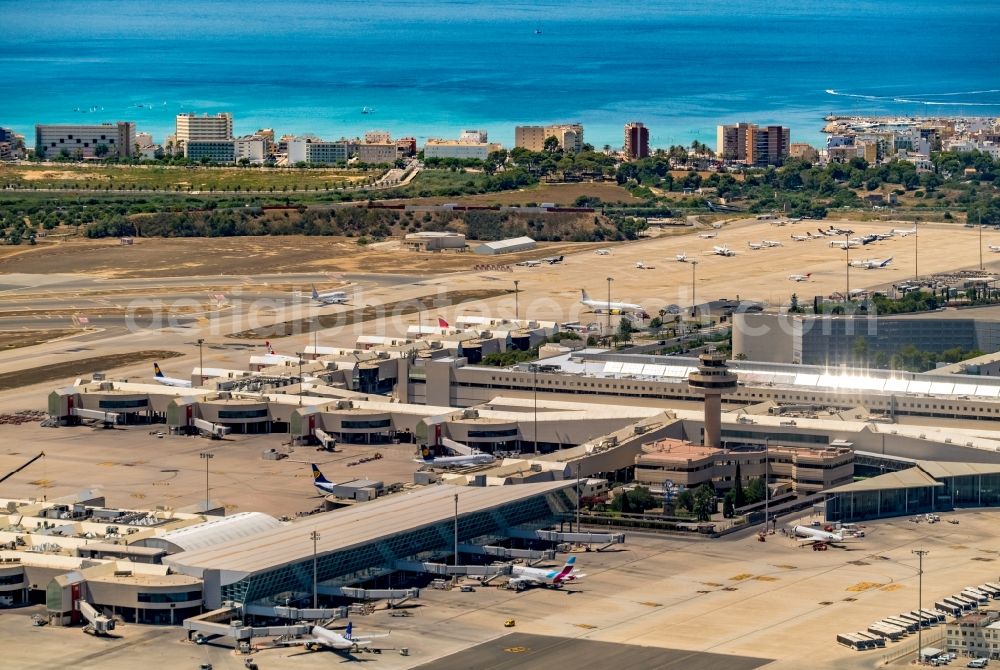 Palma from the bird's eye view: Dispatch building and terminals on the premises of the airport Sant Joan in the district Llevant de Palma District in Palma in Balearische Insel Mallorca, Spain