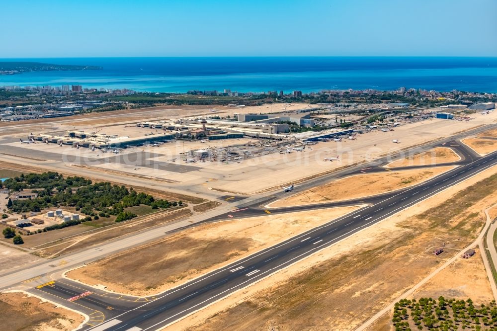 Palma from the bird's eye view: Dispatch building and terminals on the premises of the airport Sant Joan in the district Llevant de Palma District in Palma in Balearische Insel Mallorca, Spain