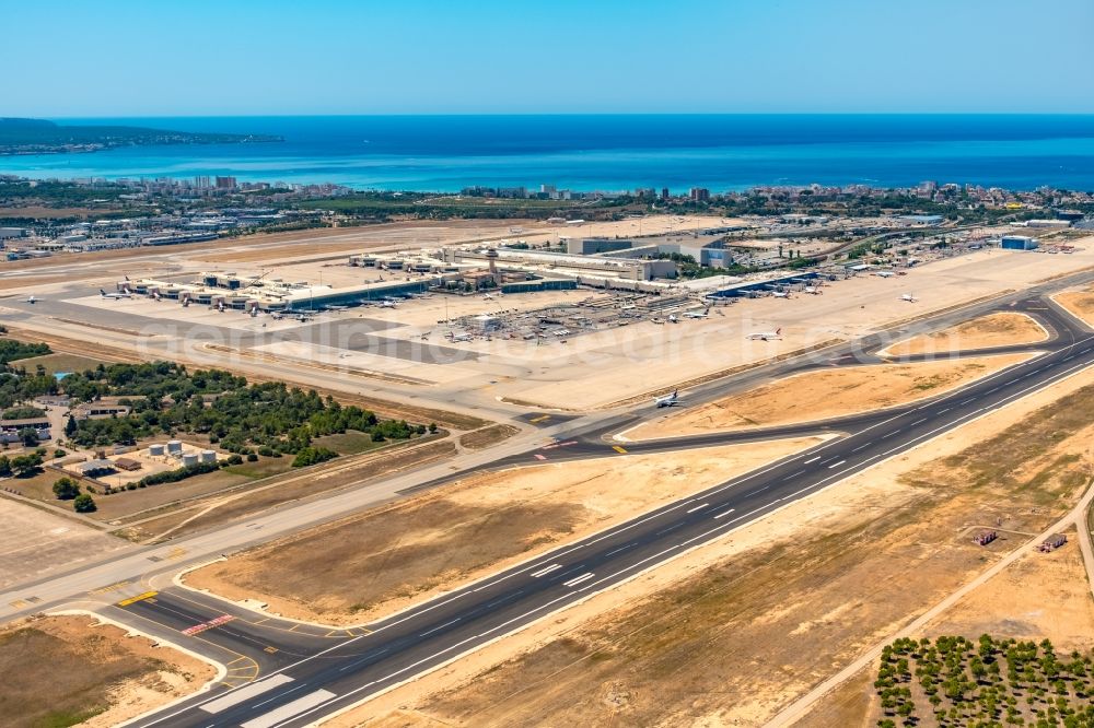 Aerial image Palma - Dispatch building and terminals on the premises of the airport Sant Joan in the district Llevant de Palma District in Palma in Balearische Insel Mallorca, Spain