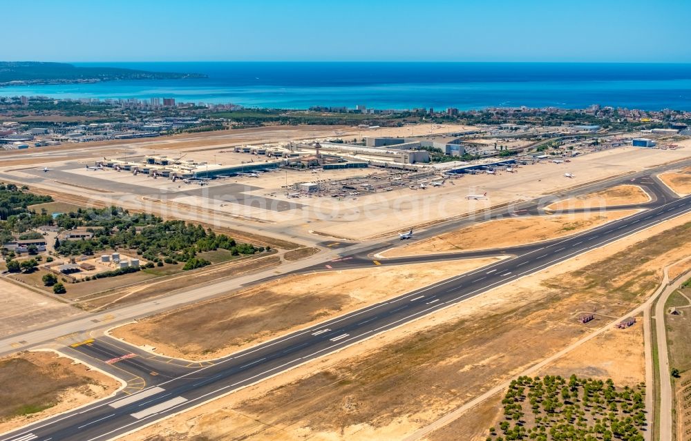 Aerial photograph Palma - Dispatch building and terminals on the premises of the airport Sant Joan in the district Llevant de Palma District in Palma in Balearische Insel Mallorca, Spain