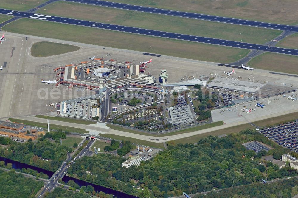 Aerial photograph Berlin - Dispatch building and terminals on the premises of the airport Flughafen Berlin-Tegel in Berlin in Germany