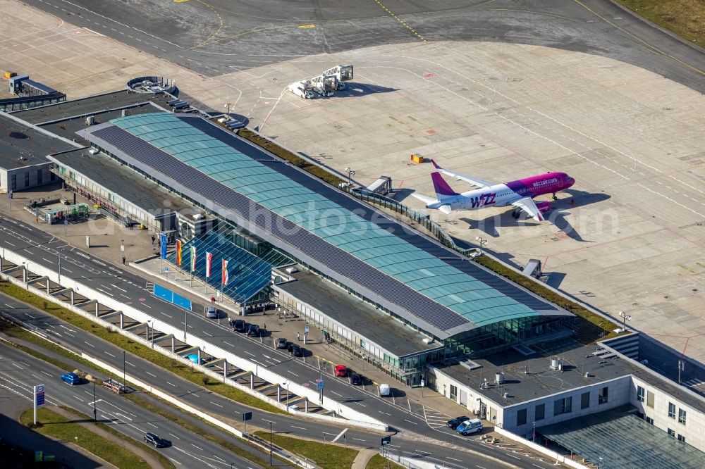 Dortmund from the bird's eye view: Dispatch building and terminals on the premises of the airport in Dortmund at Ruhrgebiet in the state North Rhine-Westphalia, Germany