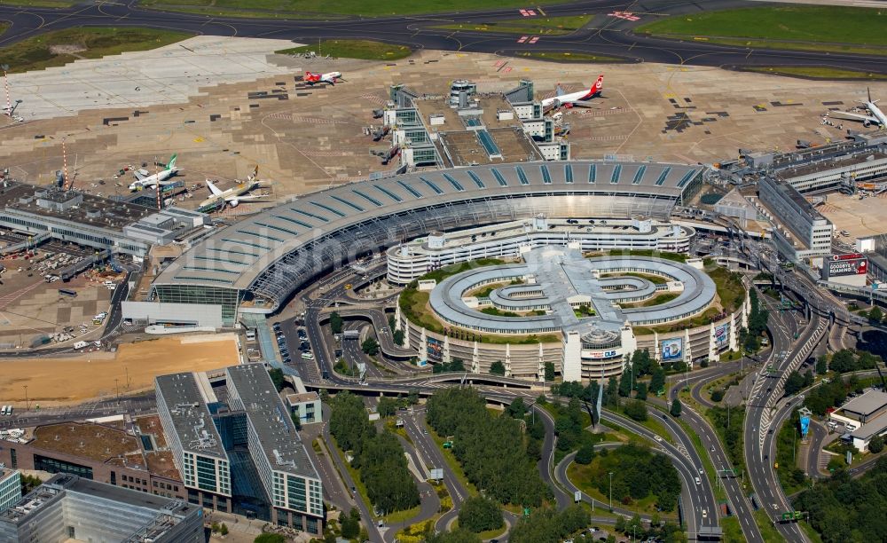 Aerial image Düsseldorf - Dispatch building and terminals on the premises of the airport Airport-City DUS on Flughafenstrasse in Duesseldorf in the state North Rhine-Westphalia