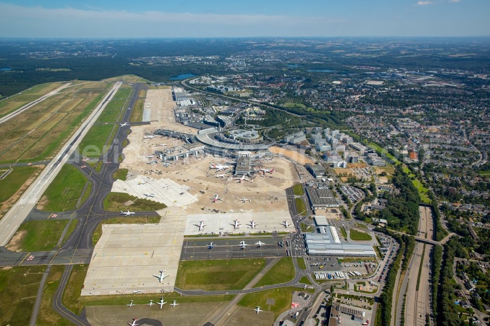 Düsseldorf from the bird's eye view: Dispatch building and terminals on the premises of the airport Airport-City DUS on Flughafenstrasse in Duesseldorf in the state North Rhine-Westphalia