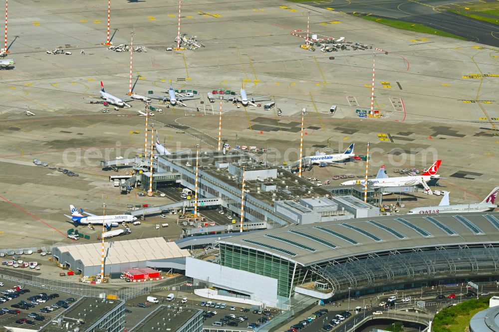 Düsseldorf from above - Dispatch building and terminals on the premises of the airport Airport-City DUS on Flughafenstrasse in Duesseldorf in the state North Rhine-Westphalia