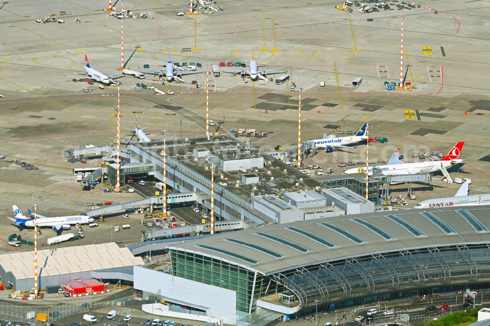 Düsseldorf from the bird's eye view: Dispatch building and terminals on the premises of the airport Airport-City DUS on Flughafenstrasse in Duesseldorf in the state North Rhine-Westphalia