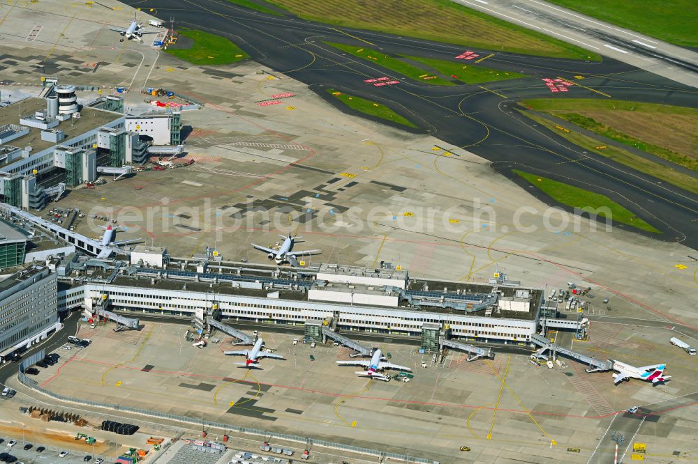 Aerial image Düsseldorf - Dispatch building and terminals on the premises of the airport Airport-City DUS on Flughafenstrasse in Duesseldorf in the state North Rhine-Westphalia