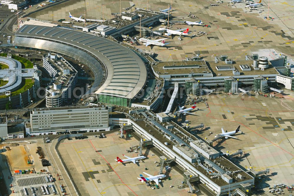 Aerial photograph Düsseldorf - Dispatch building and terminals on the premises of the airport Airport-City DUS on Flughafenstrasse in Duesseldorf in the state North Rhine-Westphalia