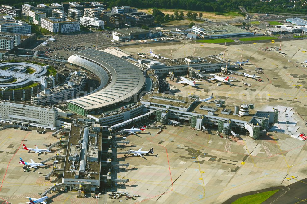 Düsseldorf from the bird's eye view: Dispatch building and terminals on the premises of the airport Airport-City DUS on Flughafenstrasse in Duesseldorf in the state North Rhine-Westphalia