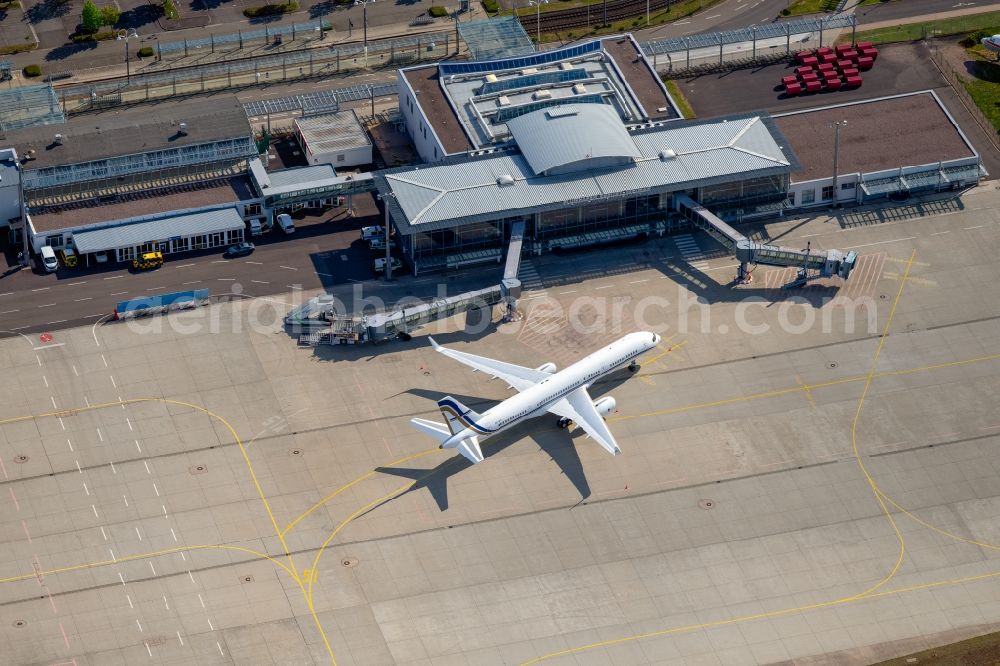 Erfurt from the bird's eye view: Dispatch building and terminals on the premises of the airport in the district Bindersleben in Erfurt in the state Thuringia, Germany