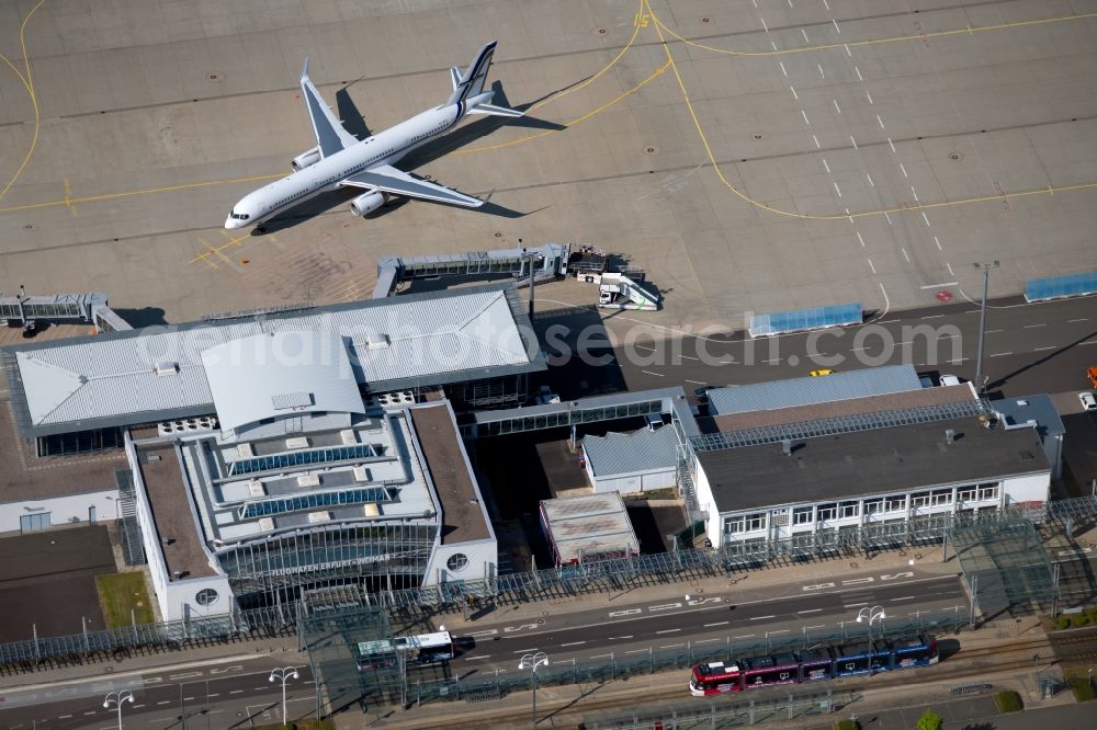 Aerial photograph Erfurt - Dispatch building and terminals on the premises of the airport in the district Bindersleben in Erfurt in the state Thuringia, Germany