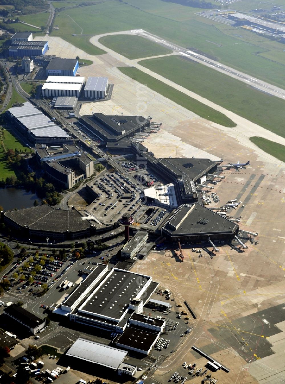 Langenhagen from above - Dispatch building and terminals on the premises of the airport Flughafen Hannover on Flughafenstrasse in Langenhagen in the state Lower Saxony, Germany