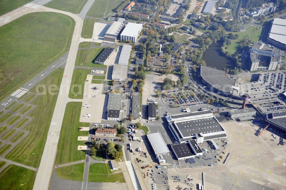 Langenhagen from the bird's eye view: Dispatch building and terminals on the premises of the airport Flughafen Hannover on Flughafenstrasse in Langenhagen in the state Lower Saxony, Germany