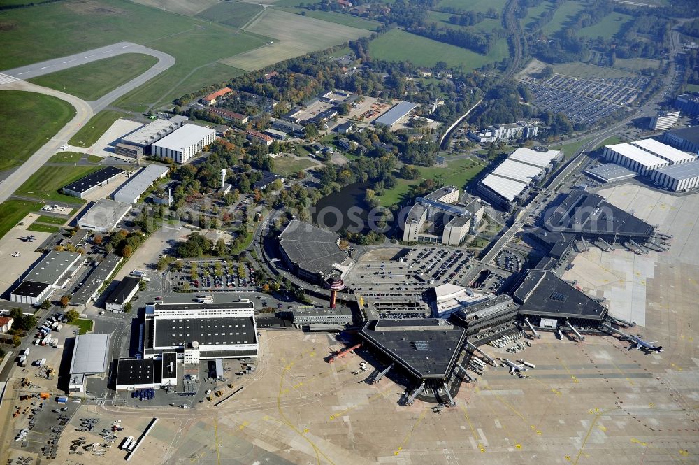 Aerial photograph Langenhagen - Dispatch building and terminals on the premises of the airport Flughafen Hannover on Flughafenstrasse in Langenhagen in the state Lower Saxony, Germany