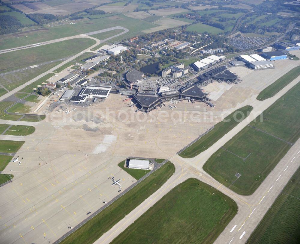 Langenhagen from the bird's eye view: Dispatch building and terminals on the premises of the airport Flughafen Hannover on Flughafenstrasse in Langenhagen in the state Lower Saxony, Germany