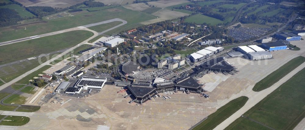 Aerial image Langenhagen - Dispatch building and terminals on the premises of the airport Flughafen Hannover on Flughafenstrasse in Langenhagen in the state Lower Saxony, Germany