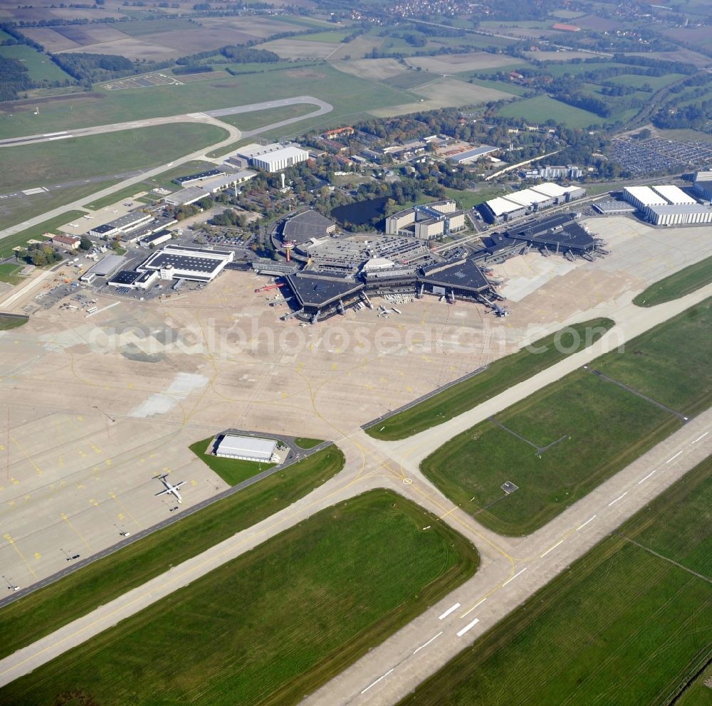 Aerial photograph Langenhagen - Dispatch building and terminals on the premises of the airport Flughafen Hannover on Flughafenstrasse in Langenhagen in the state Lower Saxony, Germany