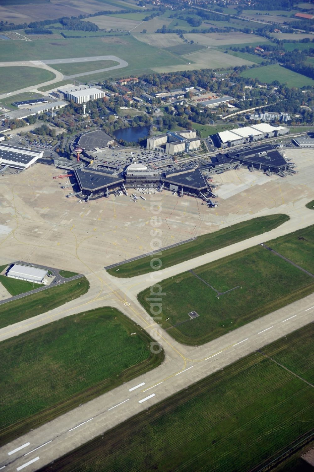 Langenhagen from above - Dispatch building and terminals on the premises of the airport Flughafen Hannover on Flughafenstrasse in Langenhagen in the state Lower Saxony, Germany