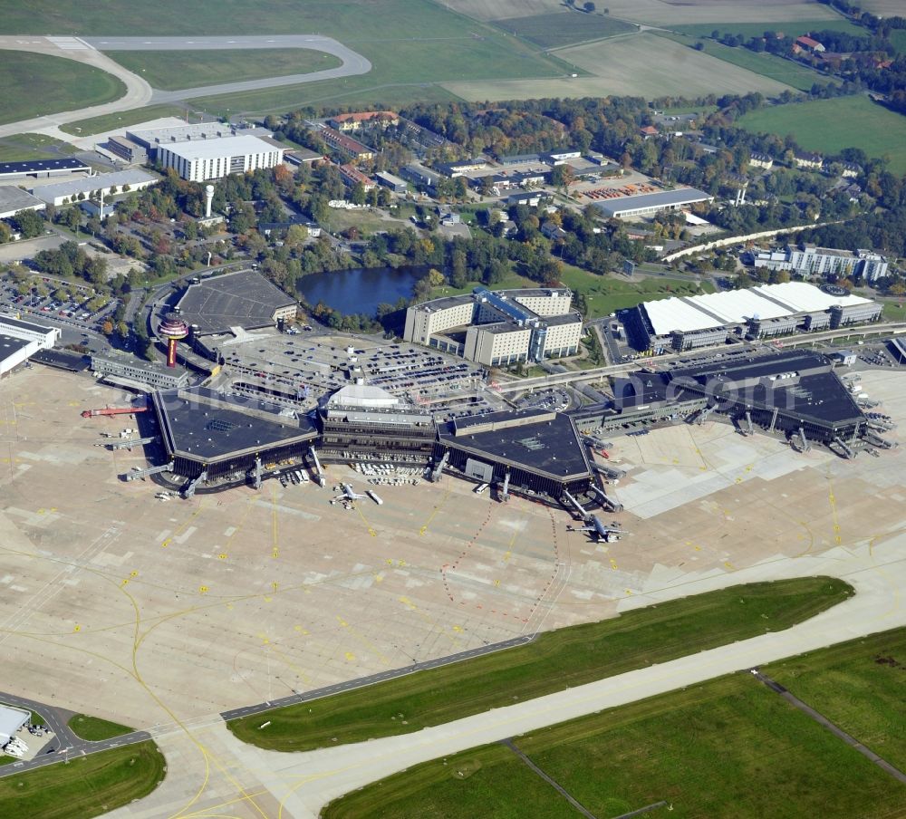 Langenhagen from the bird's eye view: Dispatch building and terminals on the premises of the airport Flughafen Hannover on Flughafenstrasse in Langenhagen in the state Lower Saxony, Germany