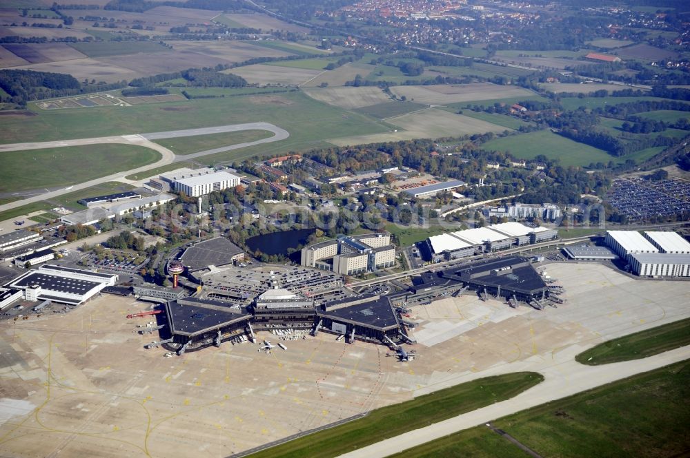 Aerial image Langenhagen - Dispatch building and terminals on the premises of the airport Flughafen Hannover on Flughafenstrasse in Langenhagen in the state Lower Saxony, Germany