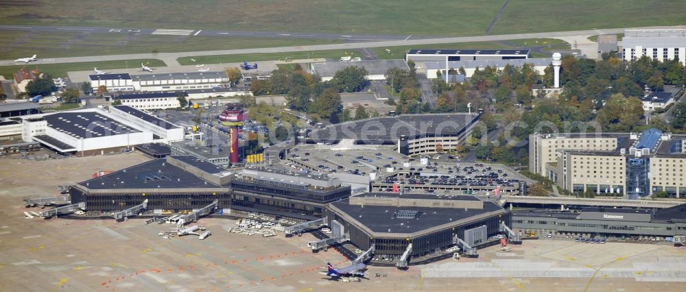 Aerial photograph Langenhagen - Dispatch building and terminals on the premises of the airport Flughafen Hannover on Flughafenstrasse in Langenhagen in the state Lower Saxony, Germany