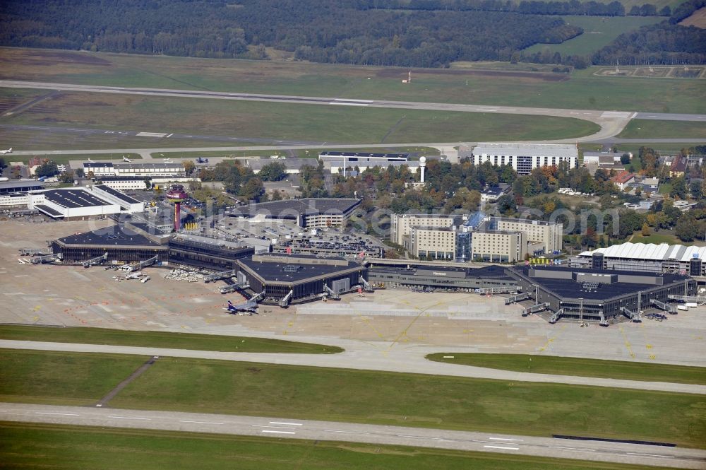 Langenhagen from the bird's eye view: Dispatch building and terminals on the premises of the airport Flughafen Hannover on Flughafenstrasse in Langenhagen in the state Lower Saxony, Germany