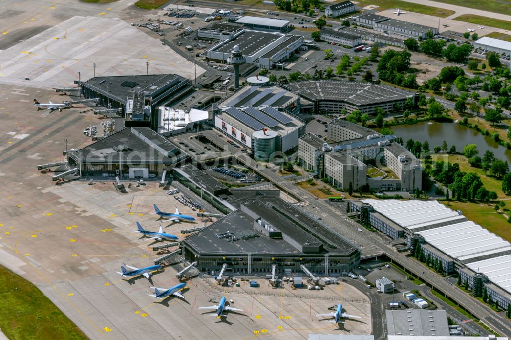 Aerial photograph Langenhagen - Dispatch building and terminals on the premises of the airport Flughafen Hannover on Flughafenstrasse on street Nordstrasse in Langenhagen in the state Lower Saxony, Germany