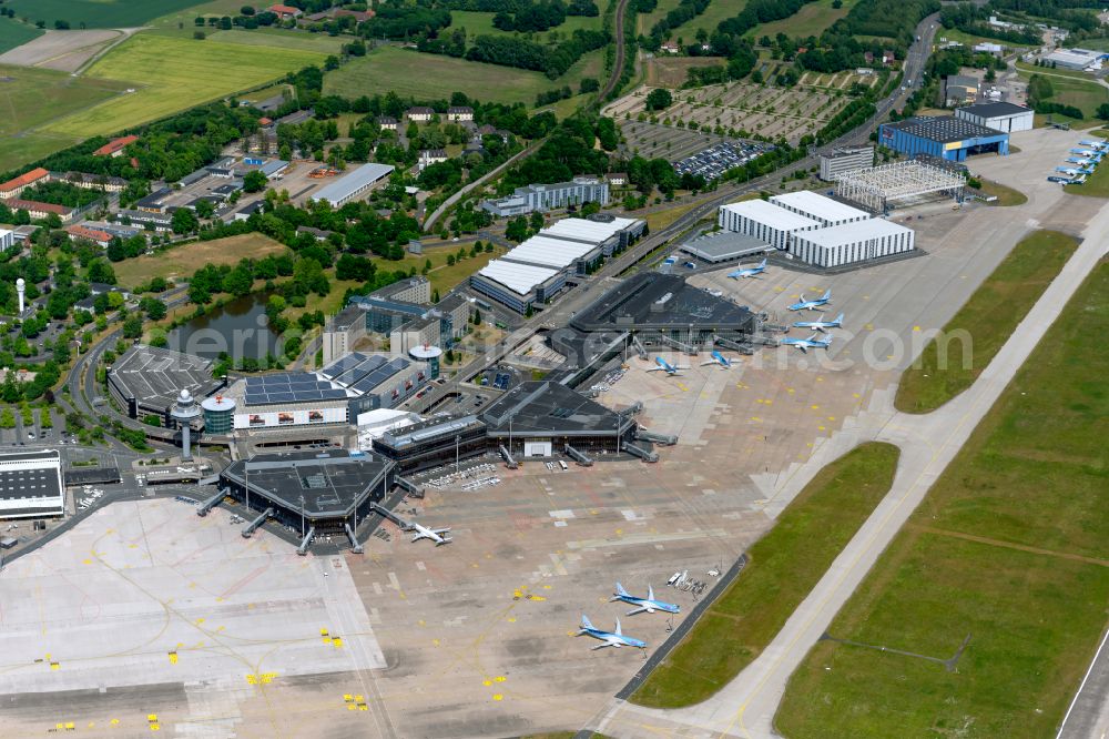 Aerial photograph Langenhagen - Dispatch building and terminals on the premises of the airport Flughafen Hannover on Flughafenstrasse on street Nordstrasse in Langenhagen in the state Lower Saxony, Germany