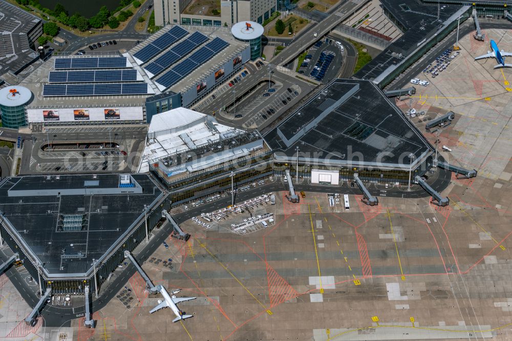 Aerial photograph Langenhagen - Dispatch building and terminals on the premises of the airport Flughafen Hannover on Flughafenstrasse on street Nordstrasse in Langenhagen in the state Lower Saxony, Germany